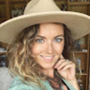 Meet your Posher, Caitlin